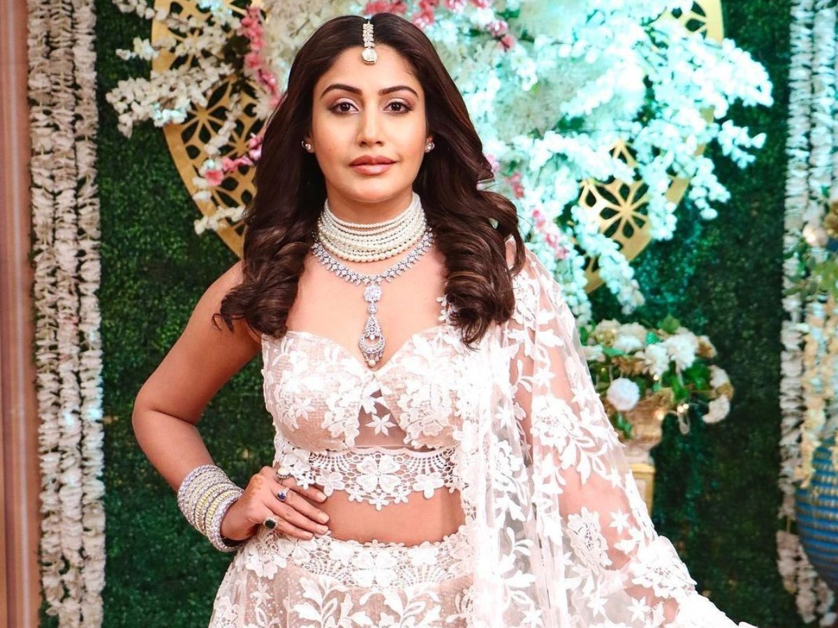 Surbhi Chandna ने बढ़ाया इंटरनेट का पारा बिकिनी से लेकर साड़ी तक, हर लुक में दिखाई अपनी सेक्सी और बोल्ड अदाएं - Photo Gallery