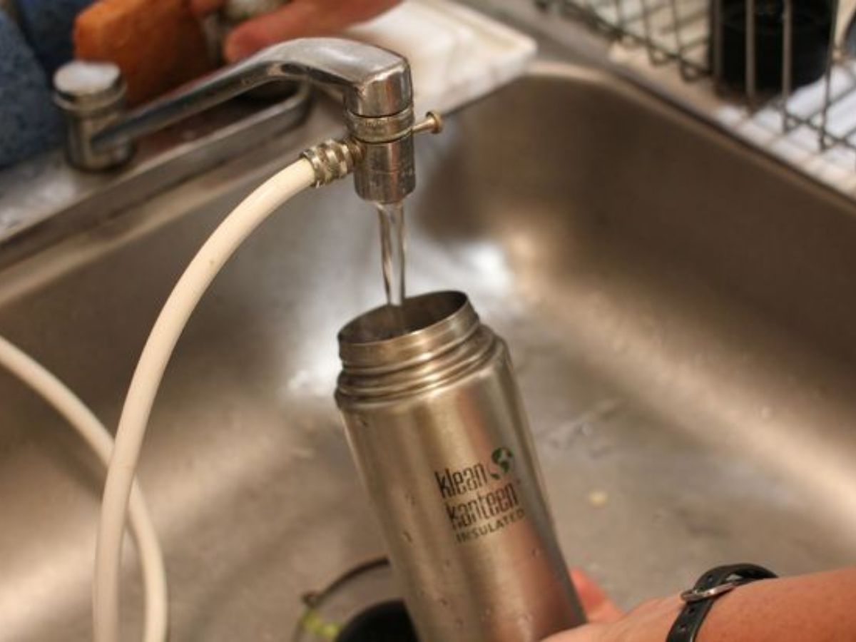 Kitchen Tips: स्टील हो या प्लास्टिक, अब बोतल की बदबू दूर करने के लिए आजमाए ये आसान घेरलू नुस्खा - Photo Gallery