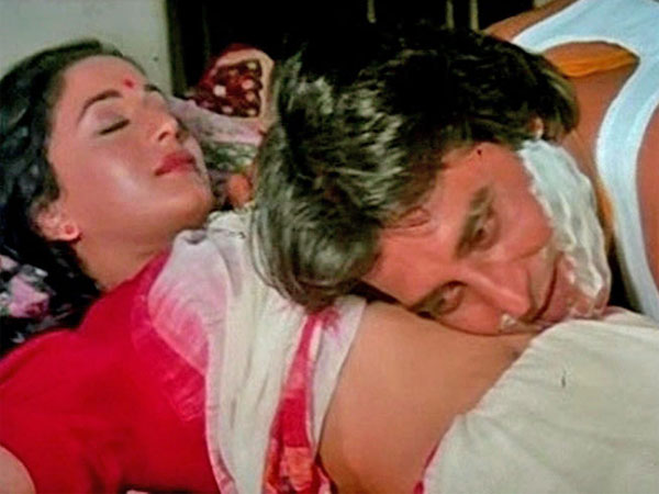 21 साल बड़े एक्टर के साथ किसिंग सीन देकर पछताईं माधुरी दीक्षित, सफाई में कही थी इतनी बड़ी बात!