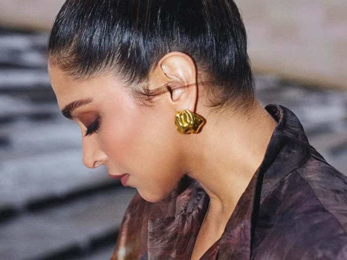 Deepika Padukone Bold Gold Stud Earrings Simple Earring - Photo Gallery