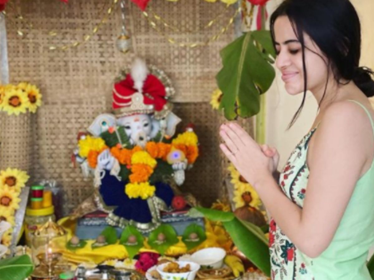 माथे पर चोट, आंखों में आंसू, Urfi Javed की ऐसी हालत देखकर सहम गए फैंस, क्या हुआ ऐसा? - Photo Gallery