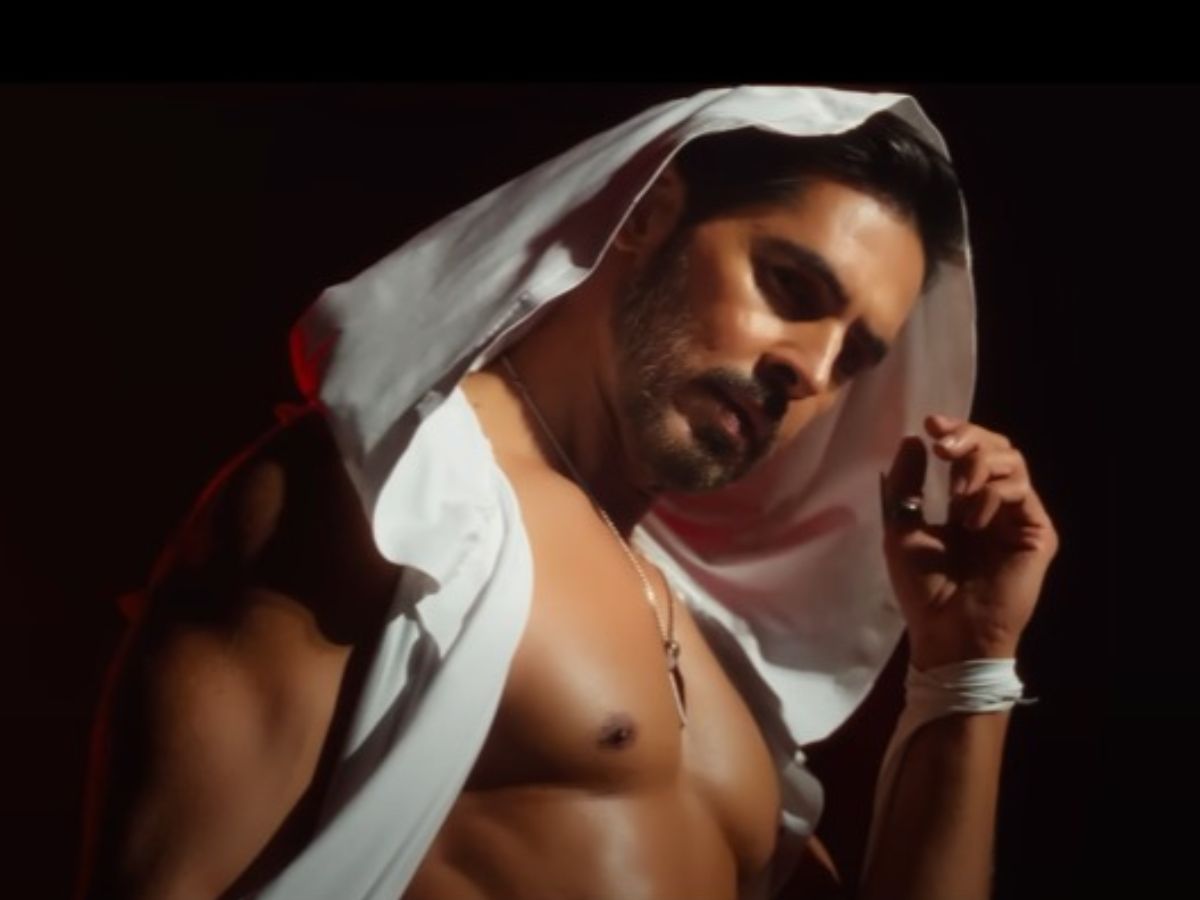 “Tu Pyaasa Hai” के बाद Neha Kakkar ने ट्रोल्स को दिया करारा जवाब, खुद को कहा हॉट - Photo Gallery