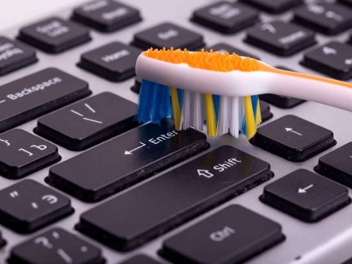 पुराना टूथब्रश अब फेंकना करें बंध, क्योंकि घर के कोनों से लेके जूतों तक बनेगा आपका सफ़ाई का नया साथी - Photo Gallery