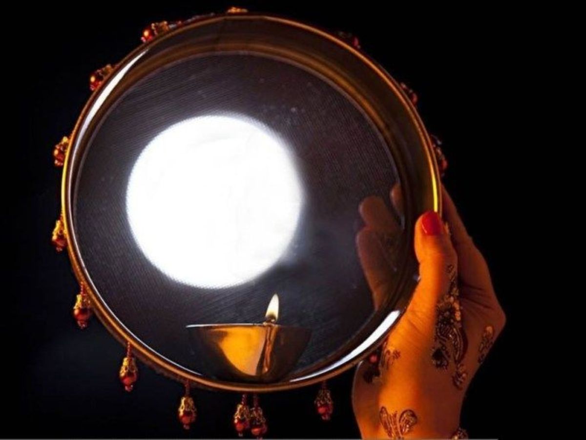 इस Karwa Chauth अपने पति की लंबी उम्र के लिए रखें व्रत और इस विधि से करे पूजा, होंगे भगवान शिव और पार्वती भी प्रसन्न - Photo Gallery