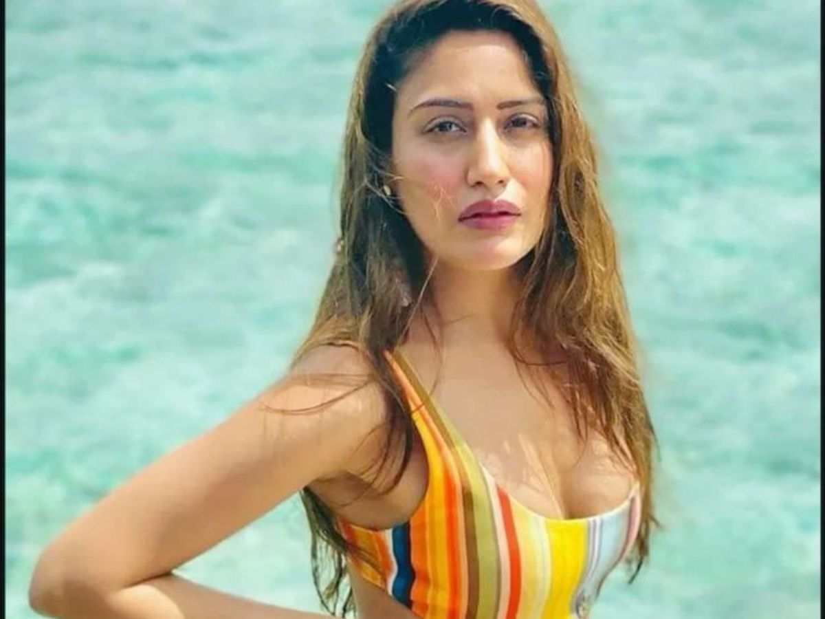 Surbhi Chandna ने बढ़ाया इंटरनेट का पारा बिकिनी से लेकर साड़ी तक, हर लुक में दिखाई अपनी सेक्सी और बोल्ड अदाएं - Photo Gallery
