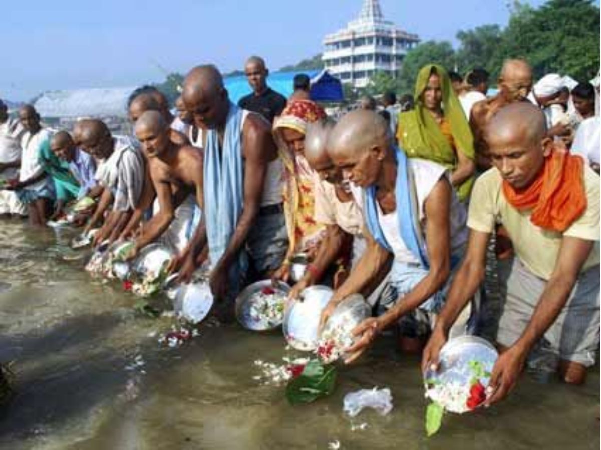 Sarva Pitru Amavasya 2025: पितृ को विदा करने का आखिरी मौक़ा! जाने सर्वपितृ अमावस्या का महत्व और शुभ मुहूर्त - Photo Gallery