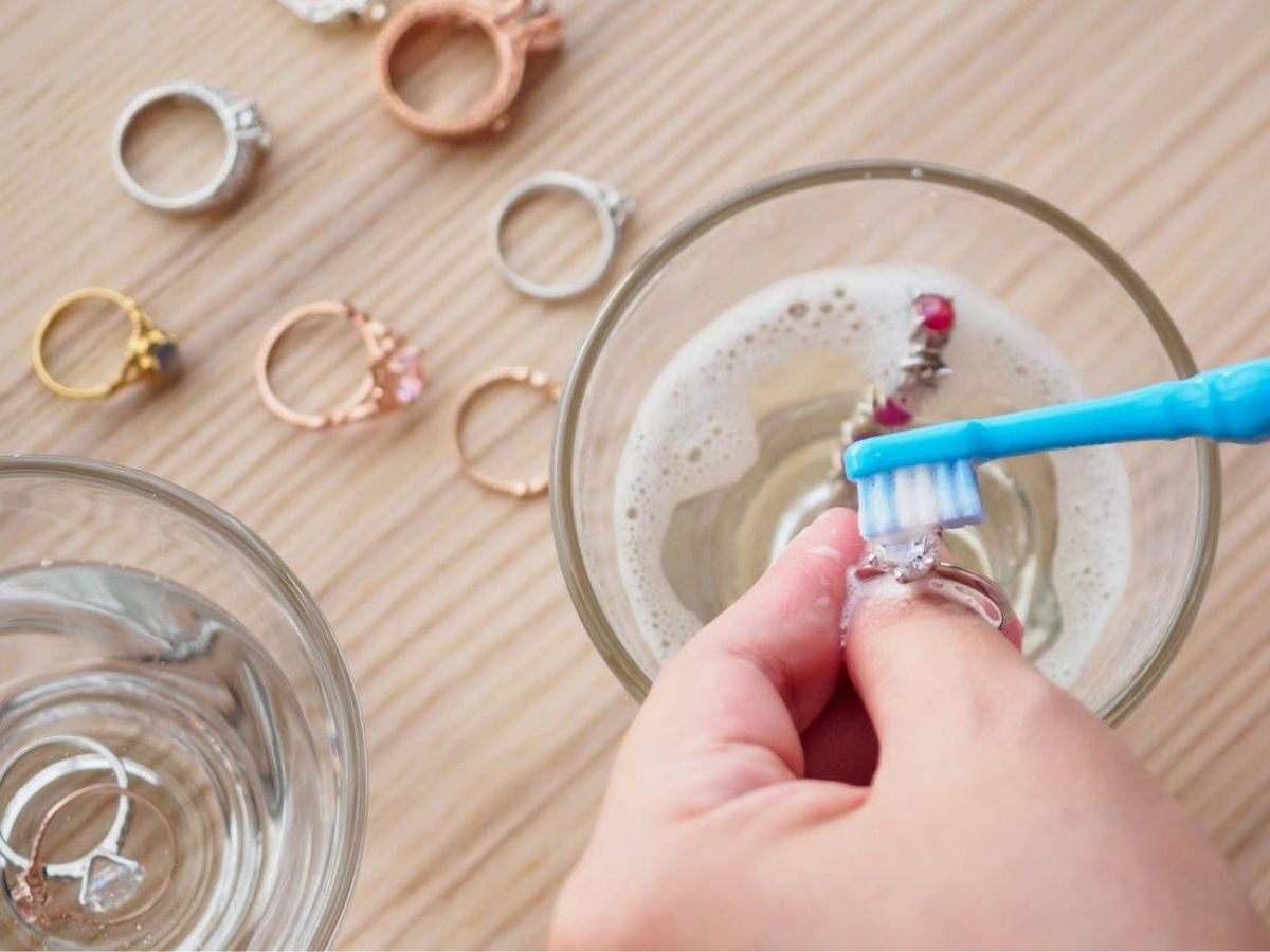 पुराना टूथब्रश अब फेंकना करें बंध, क्योंकि घर के कोनों से लेके जूतों तक बनेगा आपका सफ़ाई का नया साथी - Photo Gallery