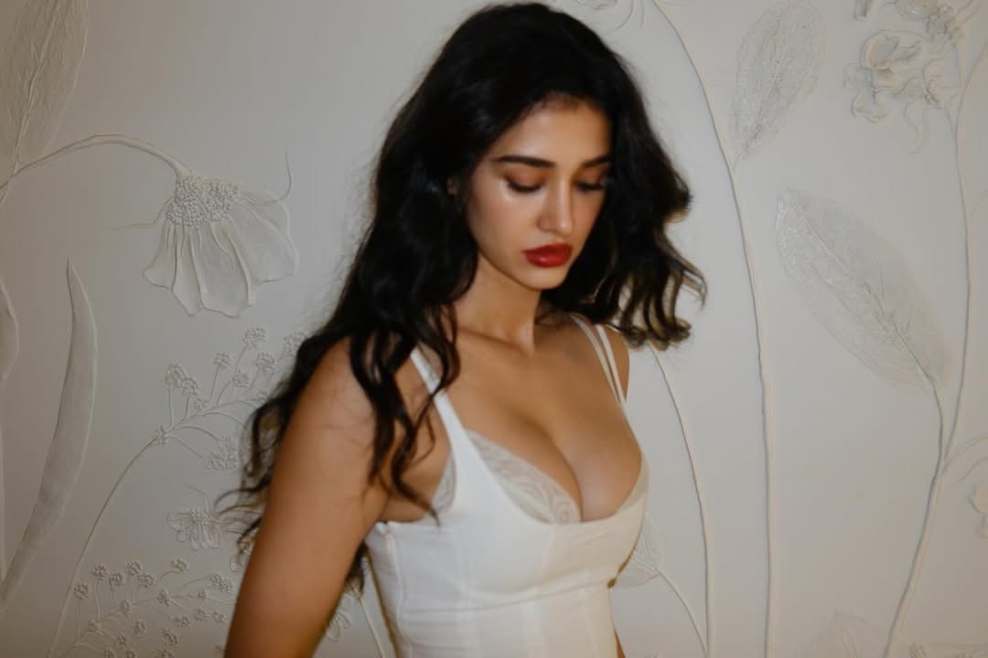 शीशे के सामने खुद को ऐसे निहारती दिखीं Disha Patani, फैंस के दिलों पर चल गई छुरियां