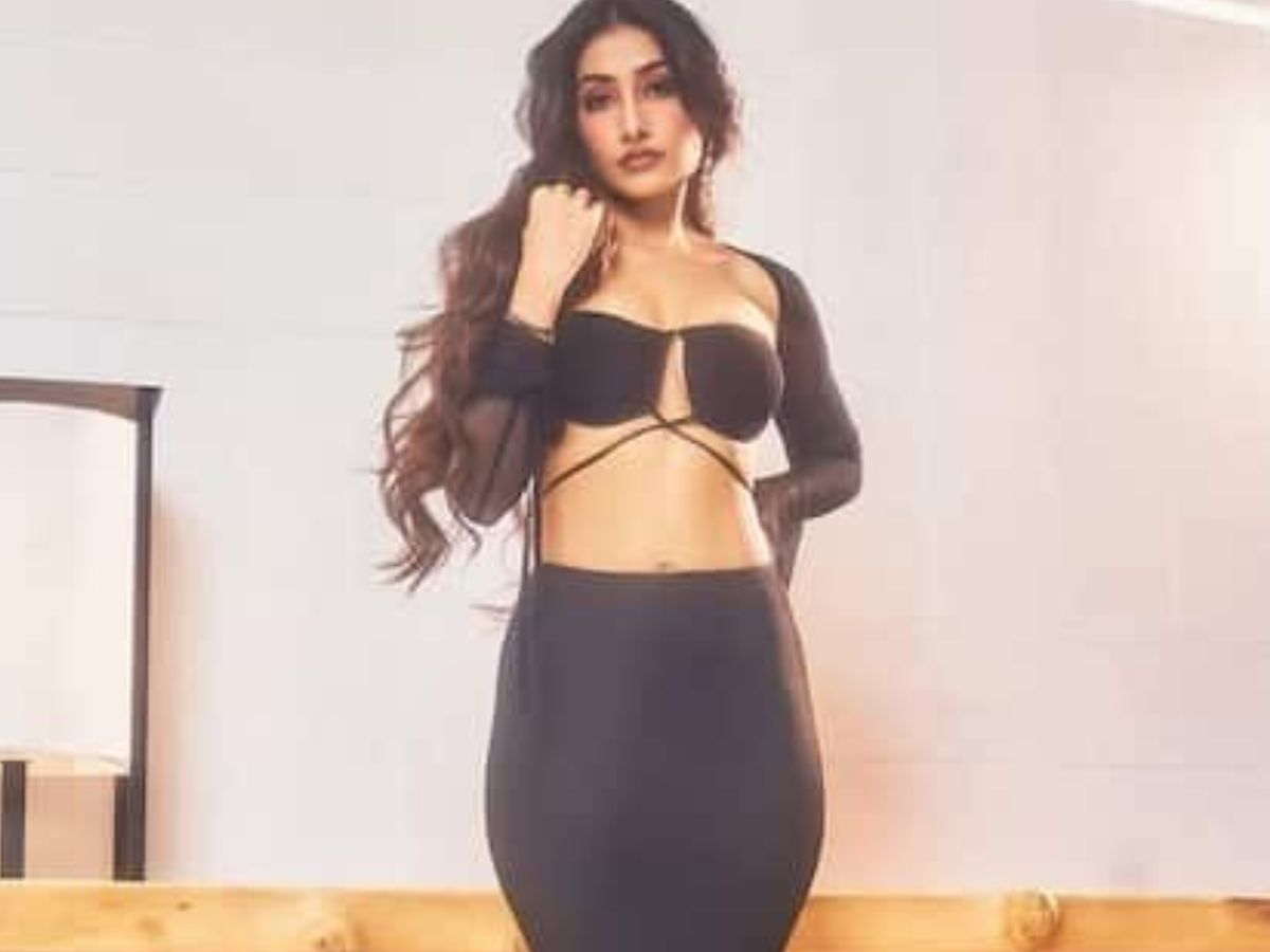 कभी यह एक्ट्रेस थी Ranbir Kapoor की डेंटिस्ट, अपने लुक्स से लेकर ठुमकों के लिए हैं सोशल मीडिया पर हिट - Photo Gallery