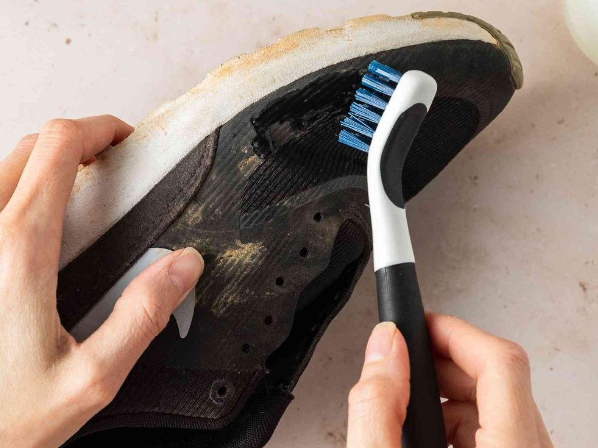 पुराना टूथब्रश अब फेंकना करें बंध, क्योंकि घर के कोनों से लेके जूतों तक बनेगा आपका सफ़ाई का नया साथी - Photo Gallery