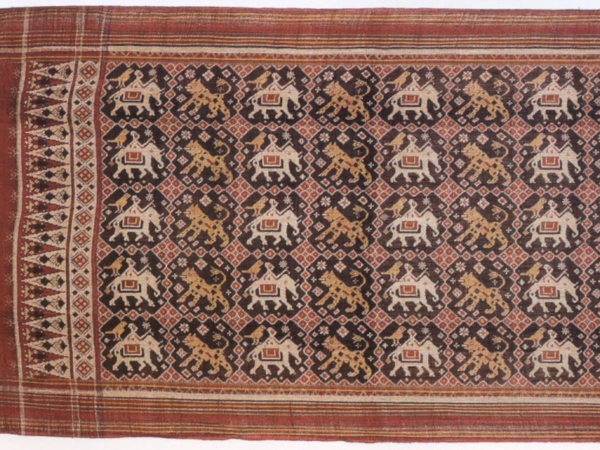 सोने, चाँदी और रेशम से बनी ये साड़ियाँ है दुनिया की सबसे महंगी साड़ियों में से एक, पीढ़ियों तक रखी जाती है संभालकर - Photo Gallery