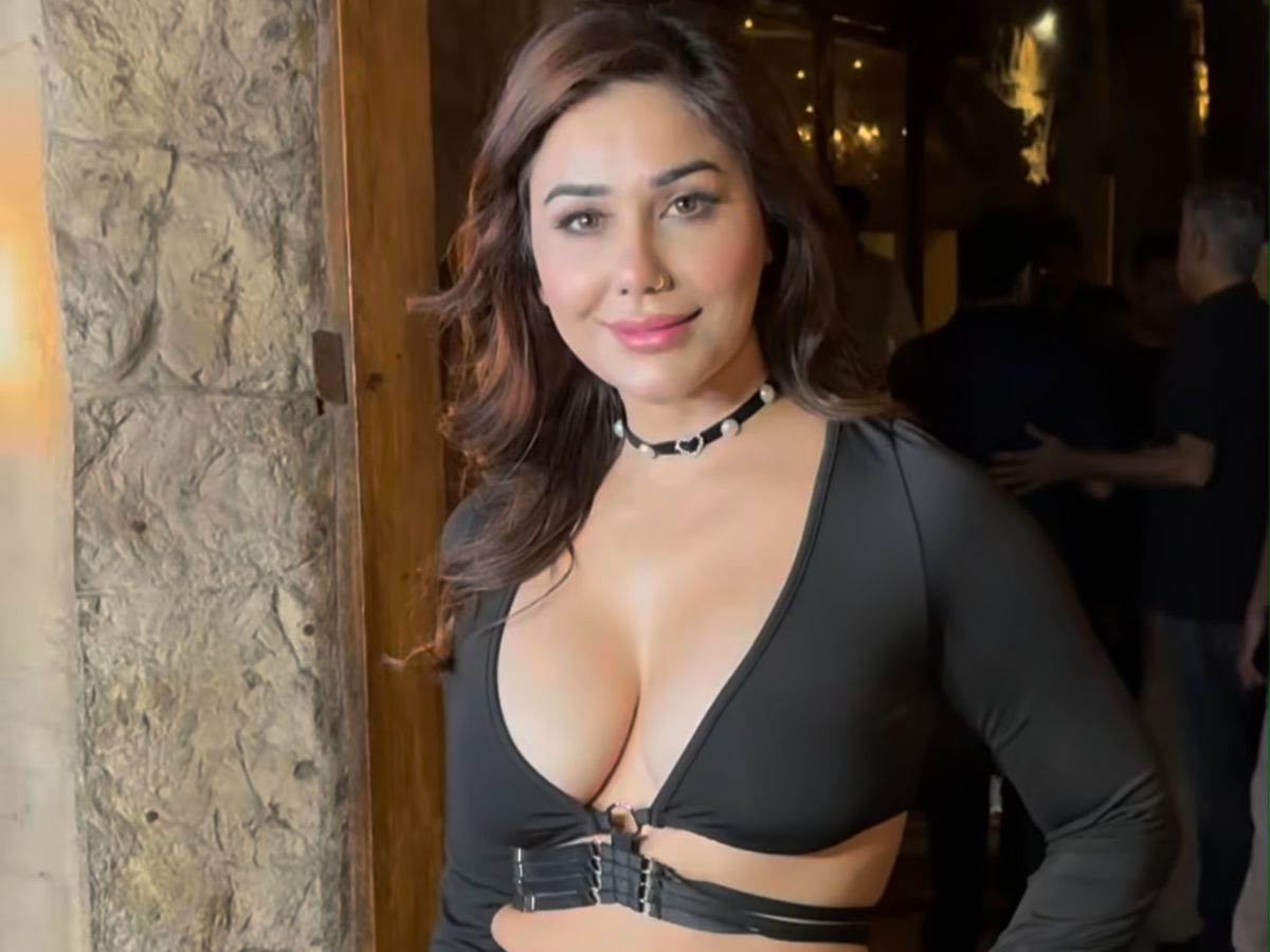 Kangana Sharma ने दिखाया अपना रेड हॉट अंदाज और अपनी सेक्सी अदाओ से लगाई इंटरनेट पर आग - Photo Gallery