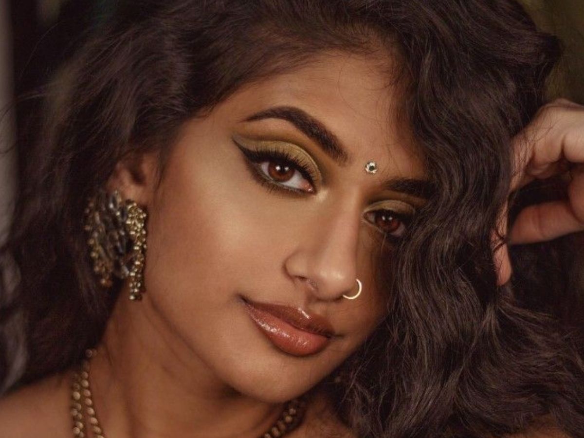 Navratri 2025: खूबसूरती बढ़ाने के लिए चुनें परफेक्ट बिंदी स्टाइल - Photo Gallery