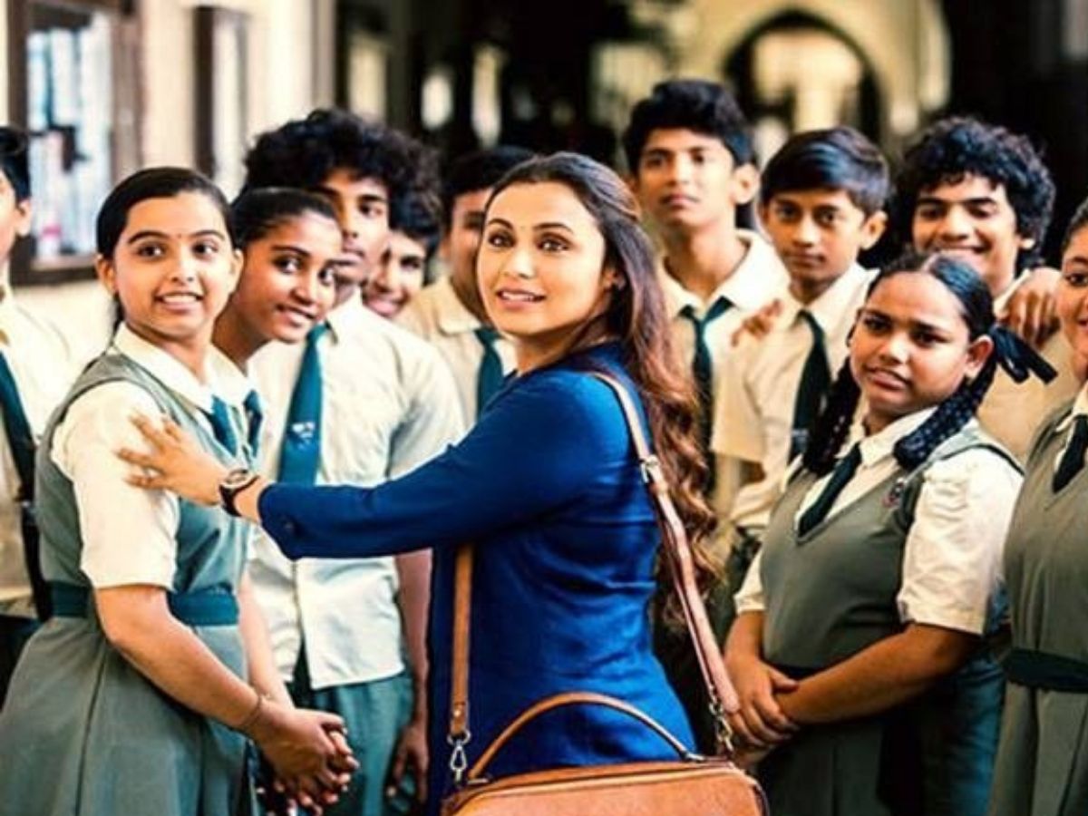 Teacher’s Day Special 2025: बॉलीवुड की ऐसी 6 फिल्में जो बदल सकती हैं किसी की भी जिंदगी, देखिये तस्वीरें - Photo Gallery