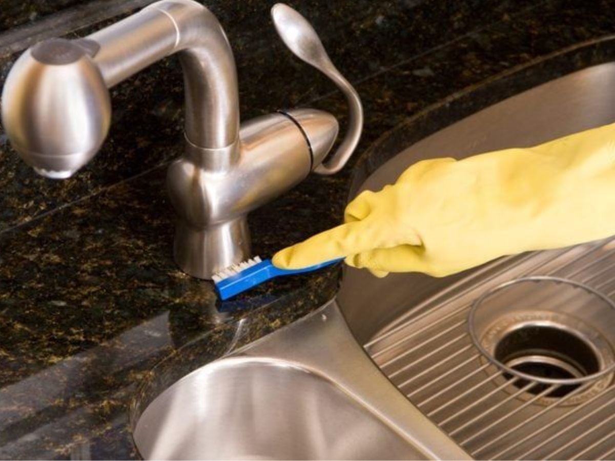 पुराना टूथब्रश अब फेंकना करें बंध, क्योंकि घर के कोनों से लेके जूतों तक बनेगा आपका सफ़ाई का नया साथी - Photo Gallery