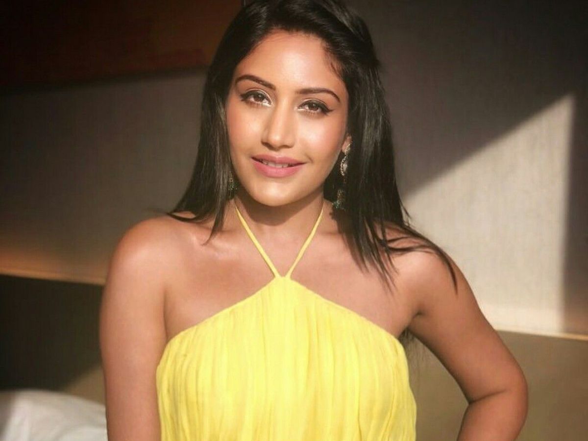 Surbhi Chandna ने बढ़ाया इंटरनेट का पारा बिकिनी से लेकर साड़ी तक, हर लुक में दिखाई अपनी सेक्सी और बोल्ड अदाएं - Photo Gallery