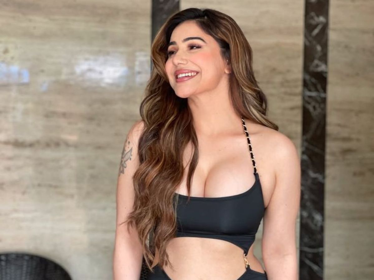 Kangana Sharma ने दिखाया अपना रेड हॉट अंदाज और अपनी सेक्सी अदाओ से लगाई इंटरनेट पर आग - Photo Gallery