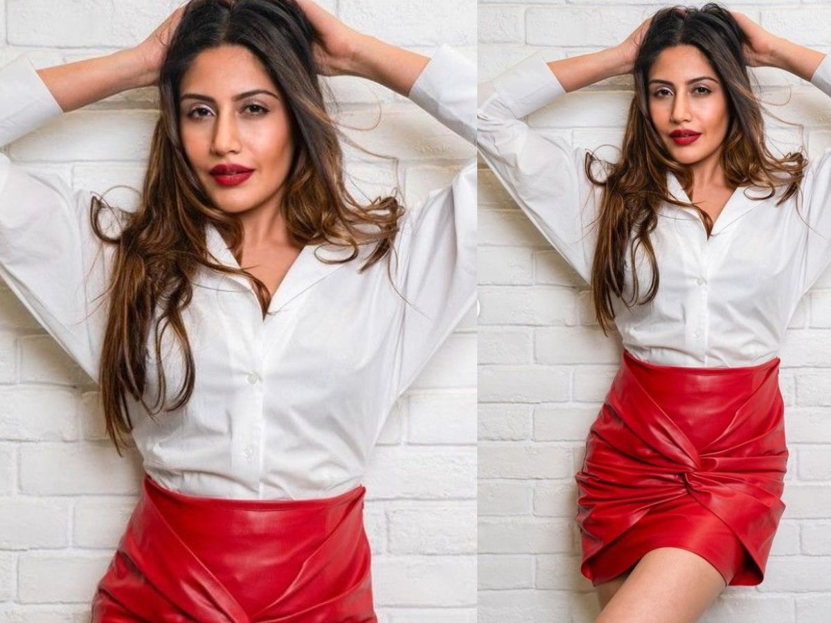 Surbhi Chandna ने बढ़ाया इंटरनेट का पारा बिकिनी से लेकर साड़ी तक, हर लुक में दिखाई अपनी सेक्सी और बोल्ड अदाएं - Photo Gallery