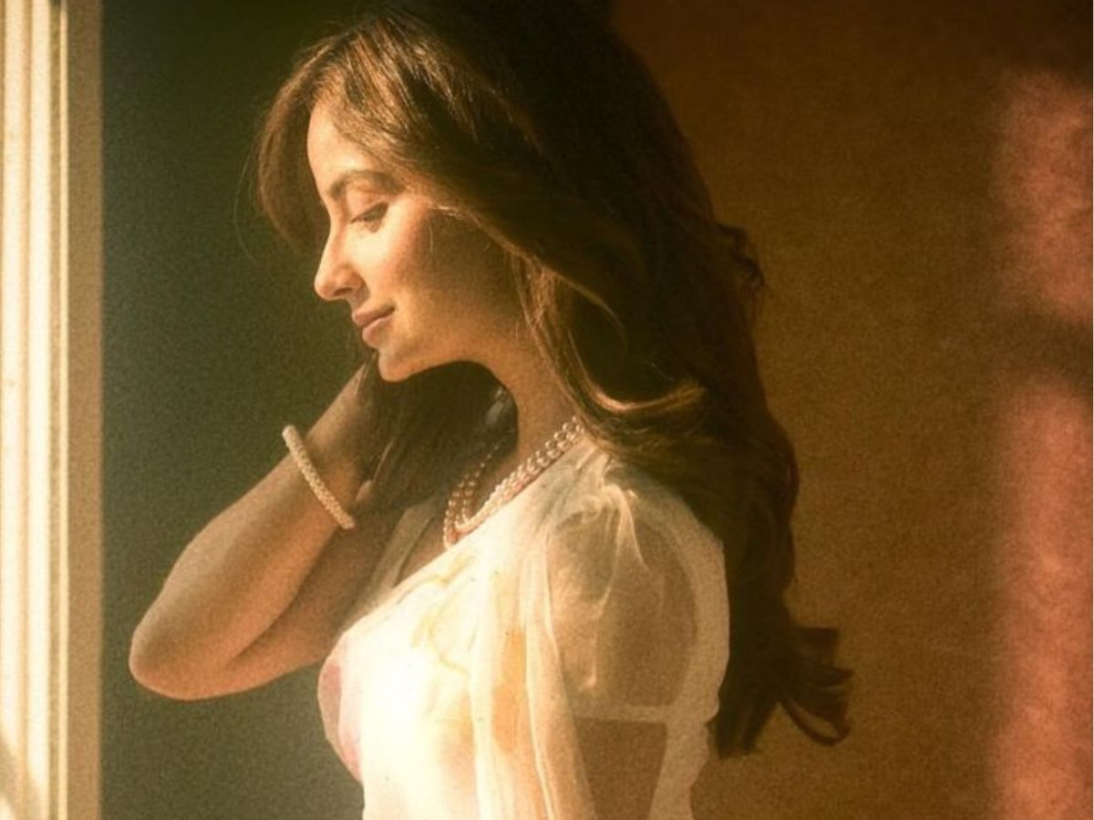 Choose a simple and plain saree - Photo Gallery