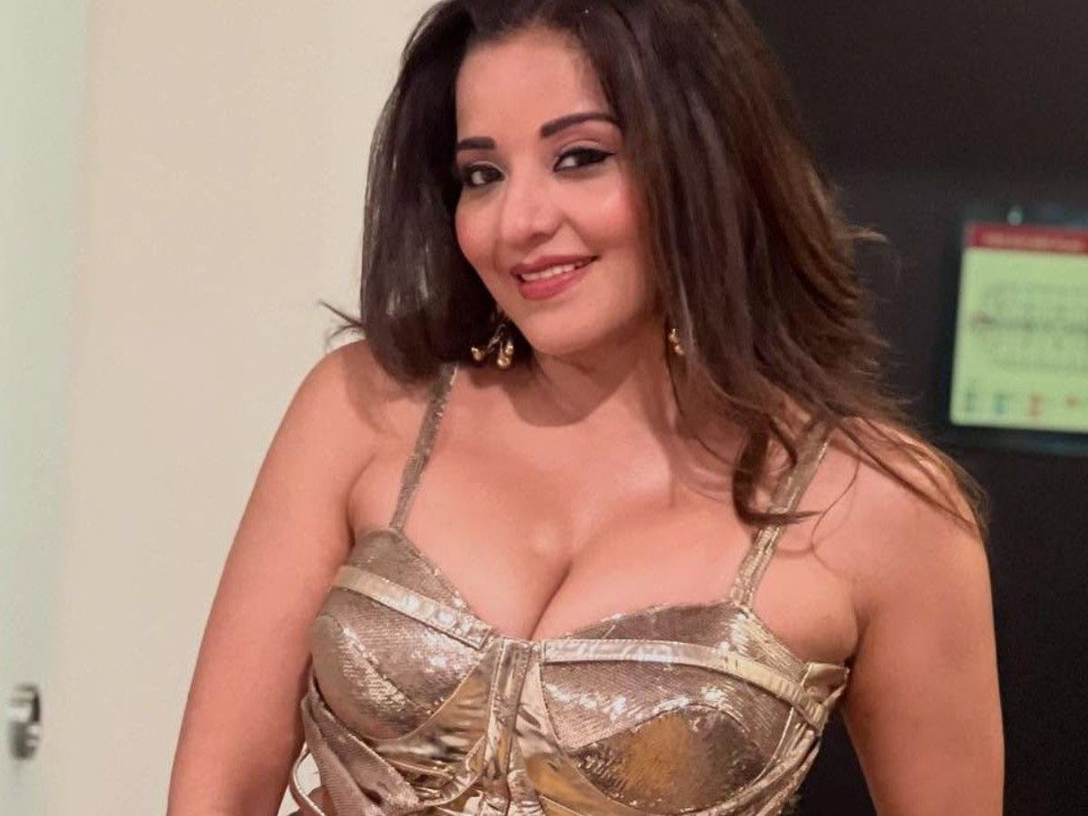 MonaLisaके ग्लैमरस आउटफिट्स ने इंटरनेट पर लगाई आग - Photo Gallery