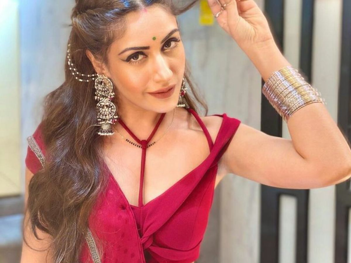 Surbhi Chandna ने बढ़ाया इंटरनेट का पारा बिकिनी से लेकर साड़ी तक, हर लुक में दिखाई अपनी सेक्सी और बोल्ड अदाएं - Photo Gallery