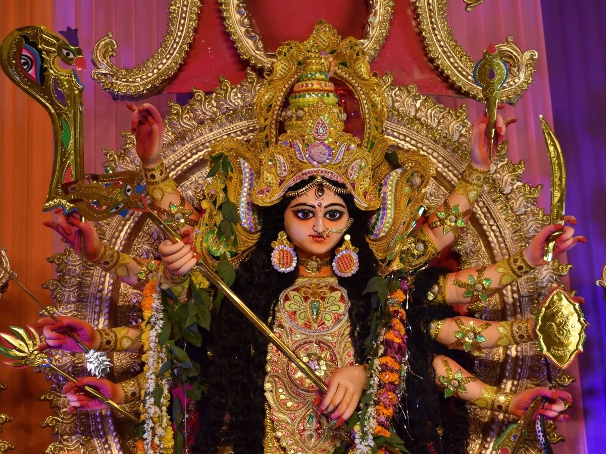 Shardiya Navratri 2025 Day 7: शारदीय नवरात्रि के सातवें दिन करें मां कालरात्रि की पूजा, जानें माता रानी के प्रिय रंग और भोग - Photo Gallery