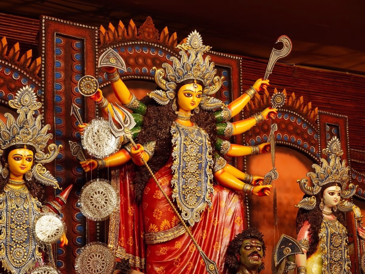 Shardiya Navratri 2025 Day 7: शारदीय नवरात्रि के सातवें दिन करें मां कालरात्रि की पूजा, जानें माता रानी के प्रिय रंग और भोग - Photo Gallery