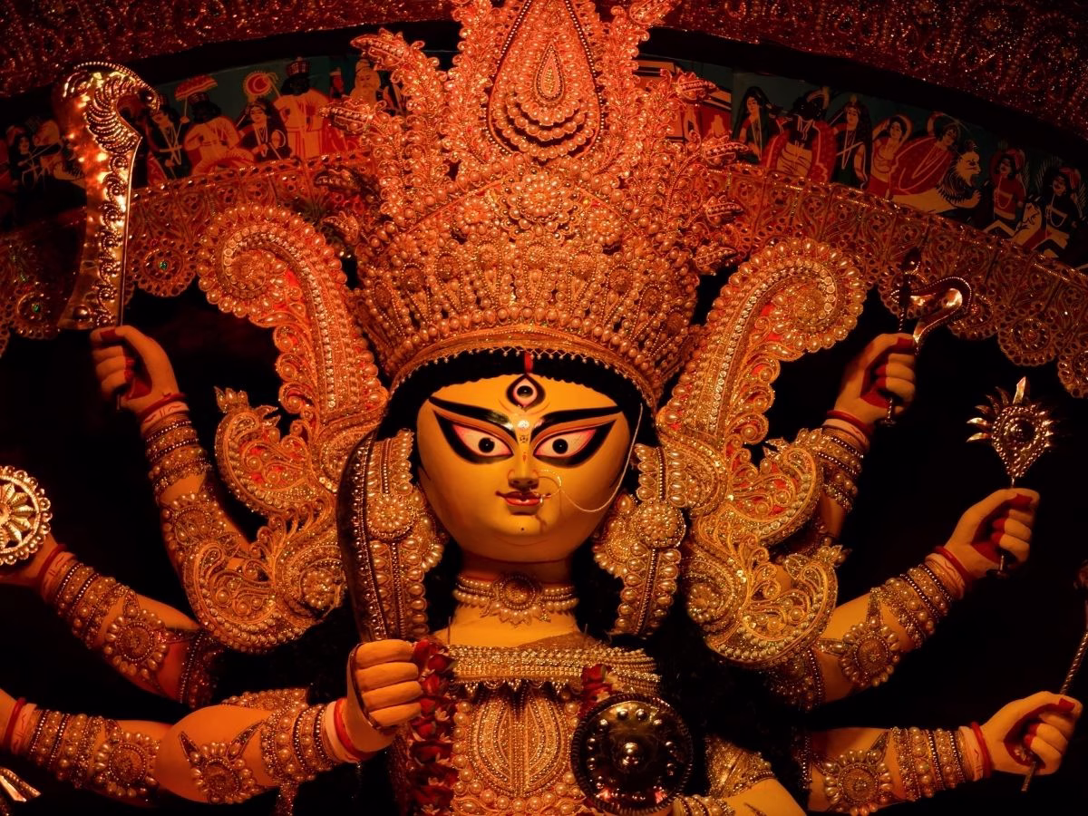 Shardiya Navratri 2025 Day 7: शारदीय नवरात्रि के सातवें दिन करें मां कालरात्रि की पूजा, जानें माता रानी के प्रिय रंग और भोग - Photo Gallery