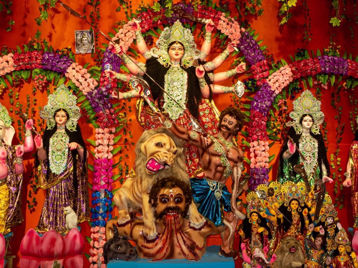 Shardiya Navratri 2025 Day 7: शारदीय नवरात्रि के सातवें दिन करें मां कालरात्रि की पूजा, जानें माता रानी के प्रिय रंग और भोग - Photo Gallery