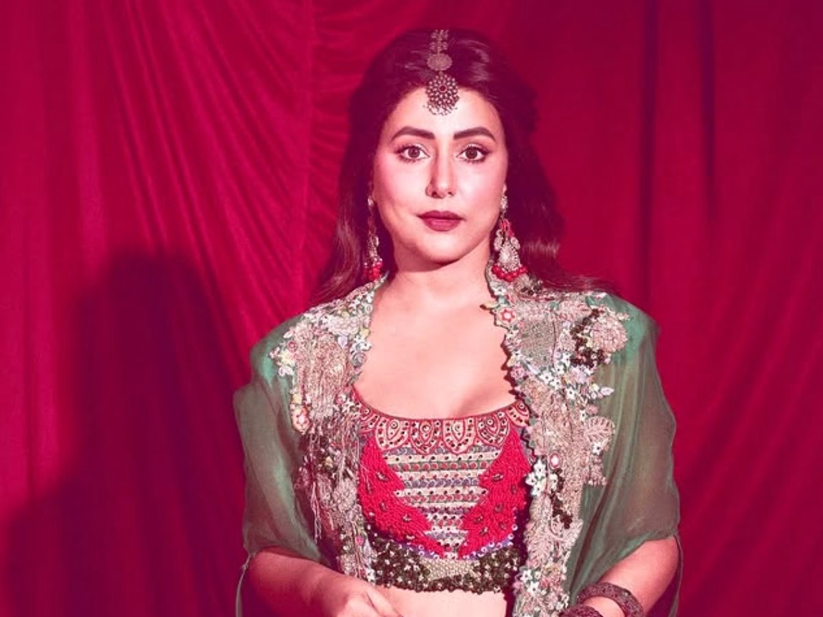 Hina Khan ने अपने ग्लैमरस लुक से लूटी महफिल, सोशल मीडिया पर छाया हसीना का ये क्लासी अंदाज - Photo Gallery