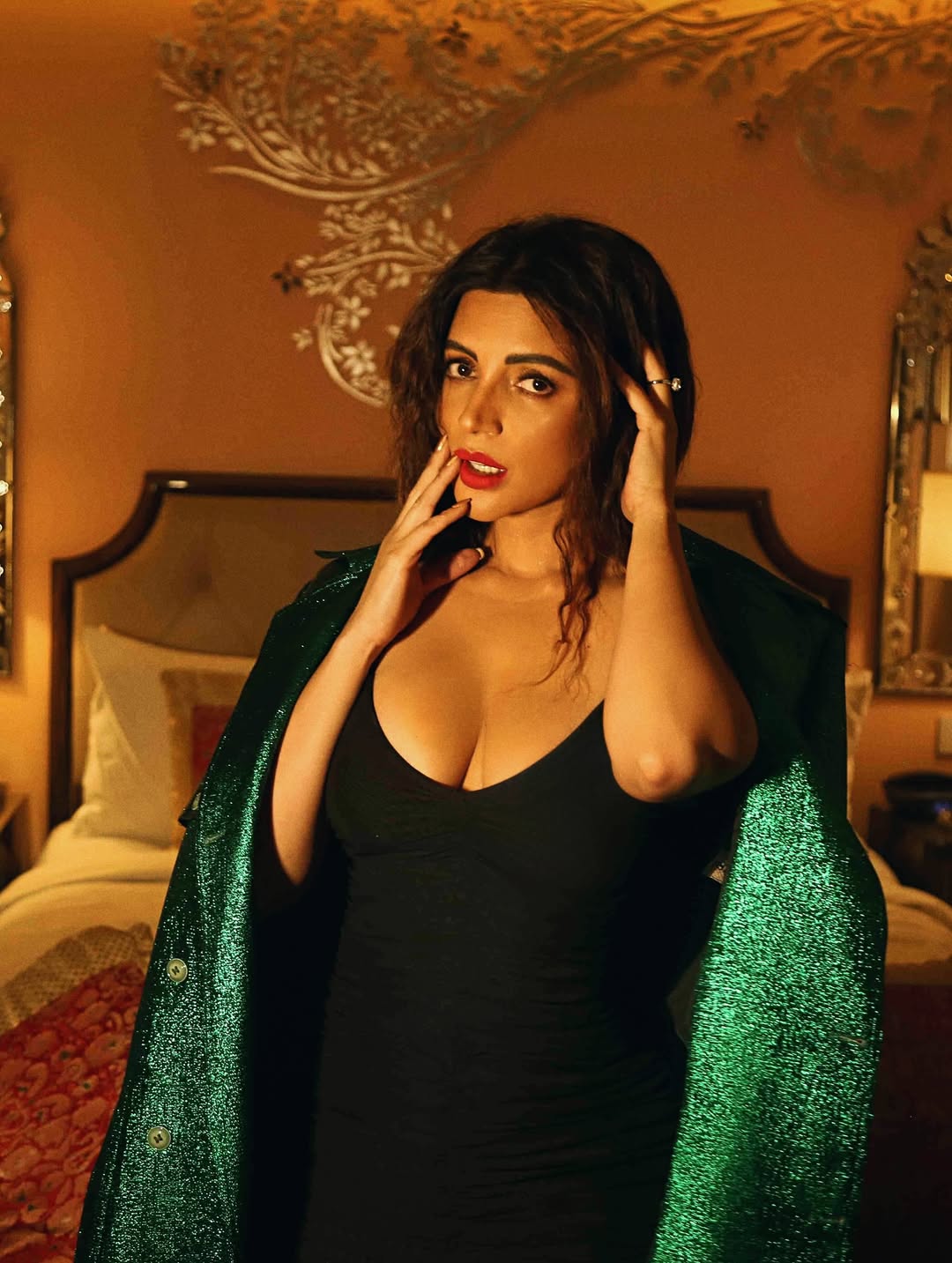 रिवीलिंग ड्रेस में इस एक्ट्रेस ने दिए ऐसे-ऐसे पोज़, हुस्न देखकर फैंस के मुंह से निकला-OMG