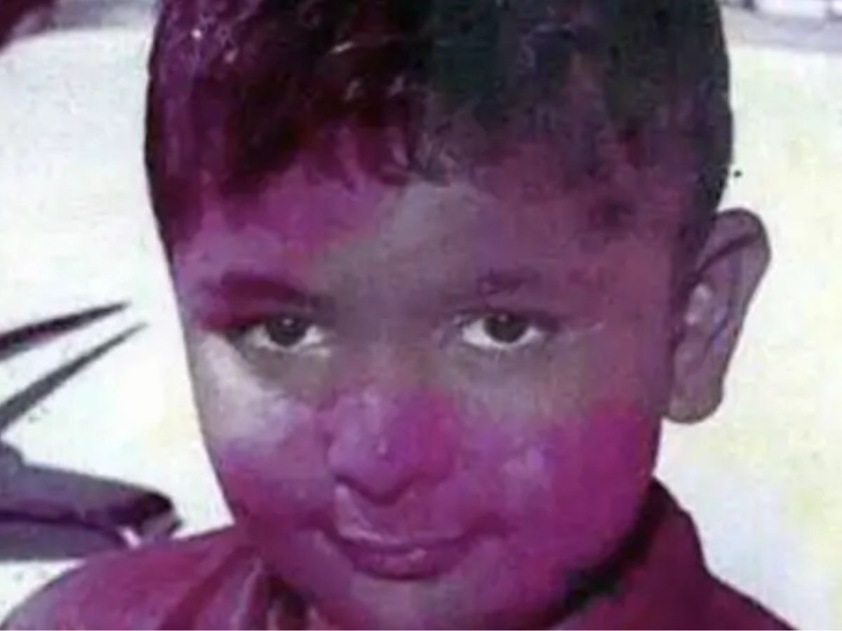 Rishi Kapoor की यादगार तस्वीरें: बचपन से बड़े होते लुक्स का सफर - Photo Gallery