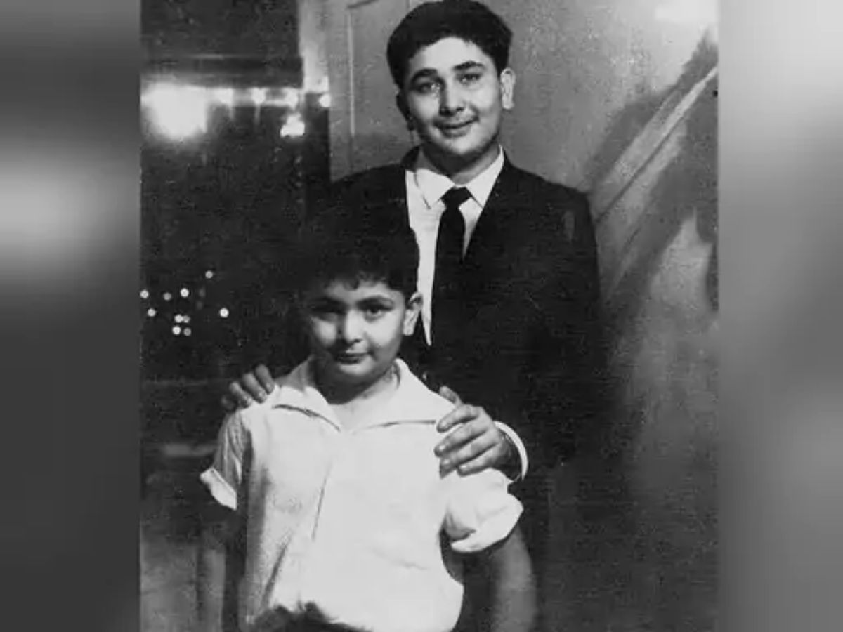 Rishi Kapoor की यादगार तस्वीरें: बचपन से बड़े होते लुक्स का सफर - Photo Gallery