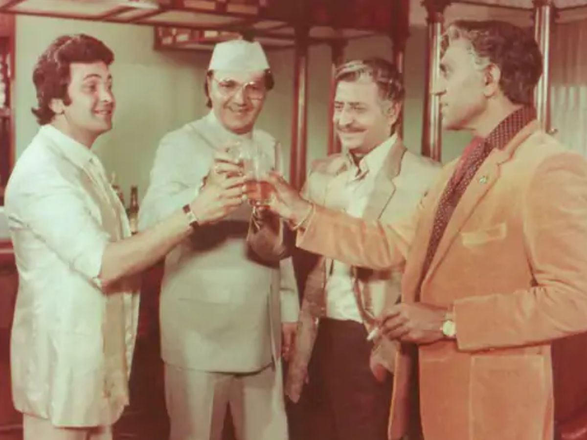 Rishi Kapoor की यादगार तस्वीरें: बचपन से बड़े होते लुक्स का सफर - Photo Gallery