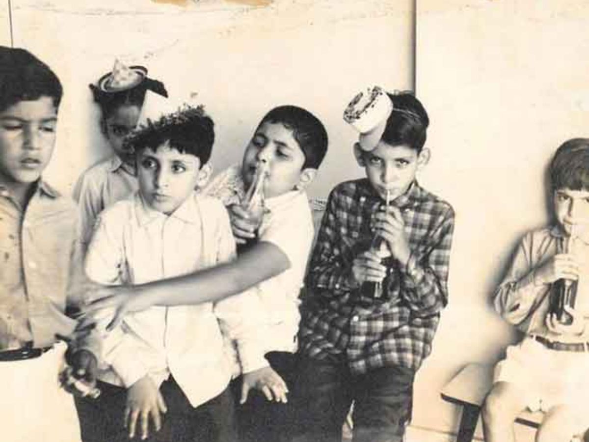 Rishi Kapoor की यादगार तस्वीरें: बचपन से बड़े होते लुक्स का सफर - Photo Gallery