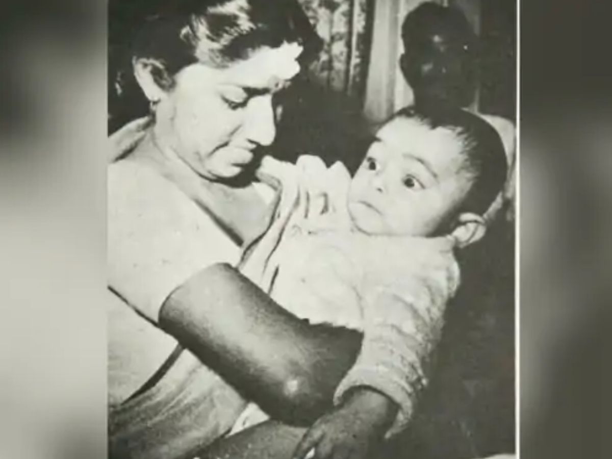 Rishi Kapoor की यादगार तस्वीरें: बचपन से बड़े होते लुक्स का सफर - Photo Gallery