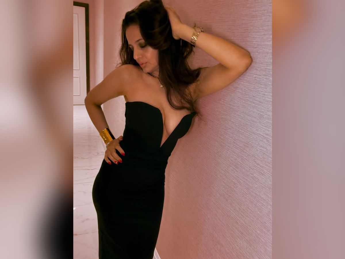 न उम्र की सीमा, न हुस्न की कमी! 50 की उम्र में अमीषा पटेल ने बोल्डनेस से ढाया कहर, देखें Sexy फोटोज - Photo Gallery