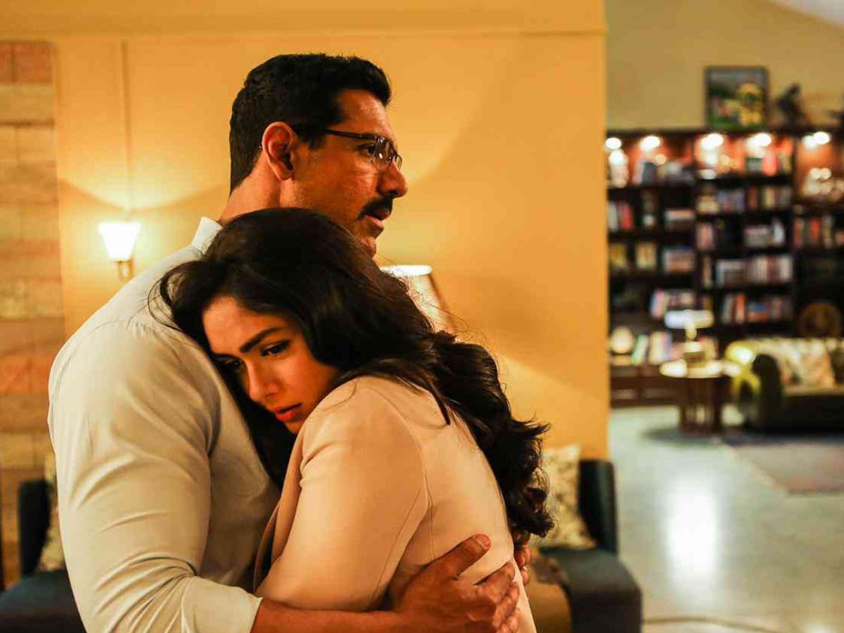 Mrunal Thakur की रोमांटिक से लेकर एक्शन फिल्मों का मजा अब आपके लिए - Photo Gallery