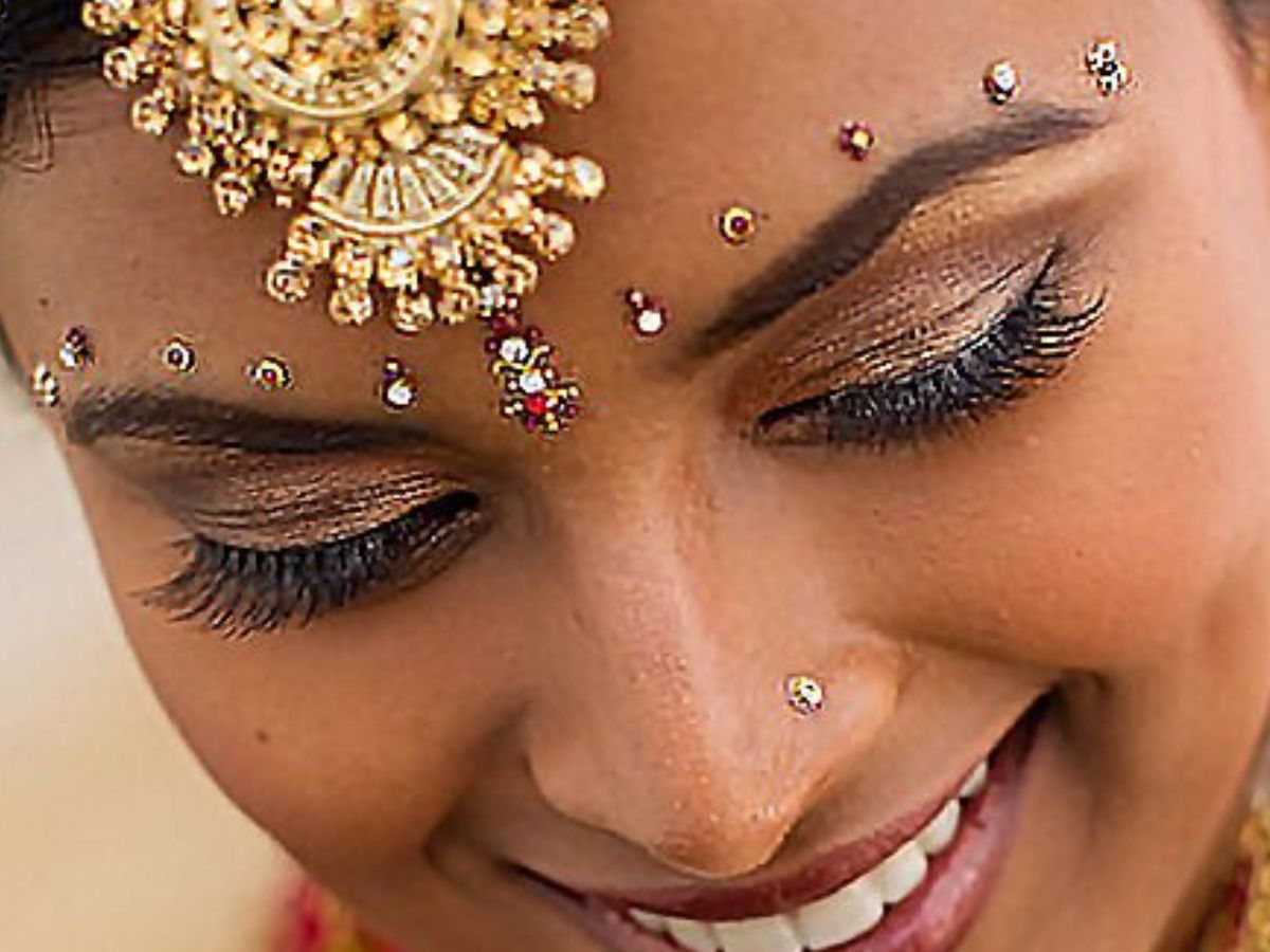 Navratri 2025: खूबसूरती बढ़ाने के लिए चुनें परफेक्ट बिंदी स्टाइल - Photo Gallery