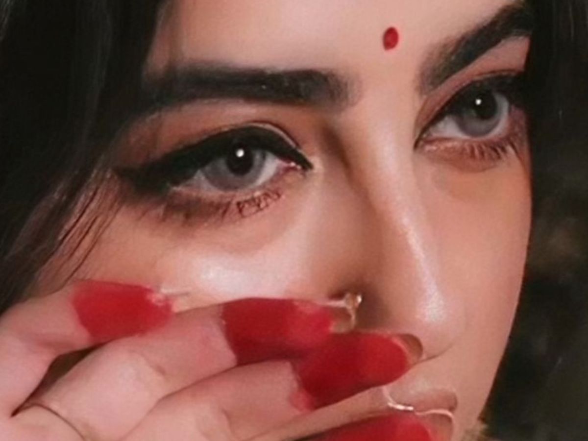 Navratri 2025: खूबसूरती बढ़ाने के लिए चुनें परफेक्ट बिंदी स्टाइल - Photo Gallery