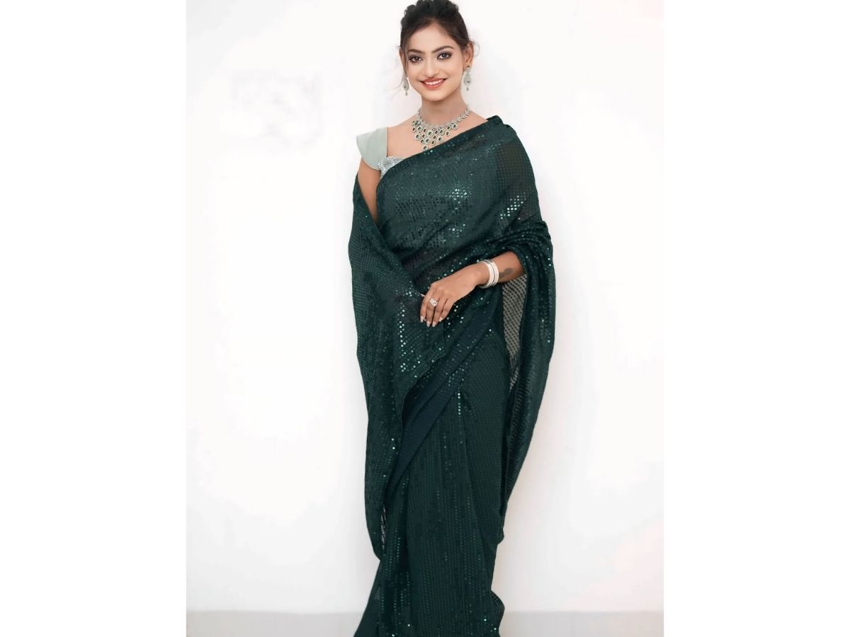 Monalisa Bhosle Look Sexy In Green Shimmery Saree - Photo Gallery