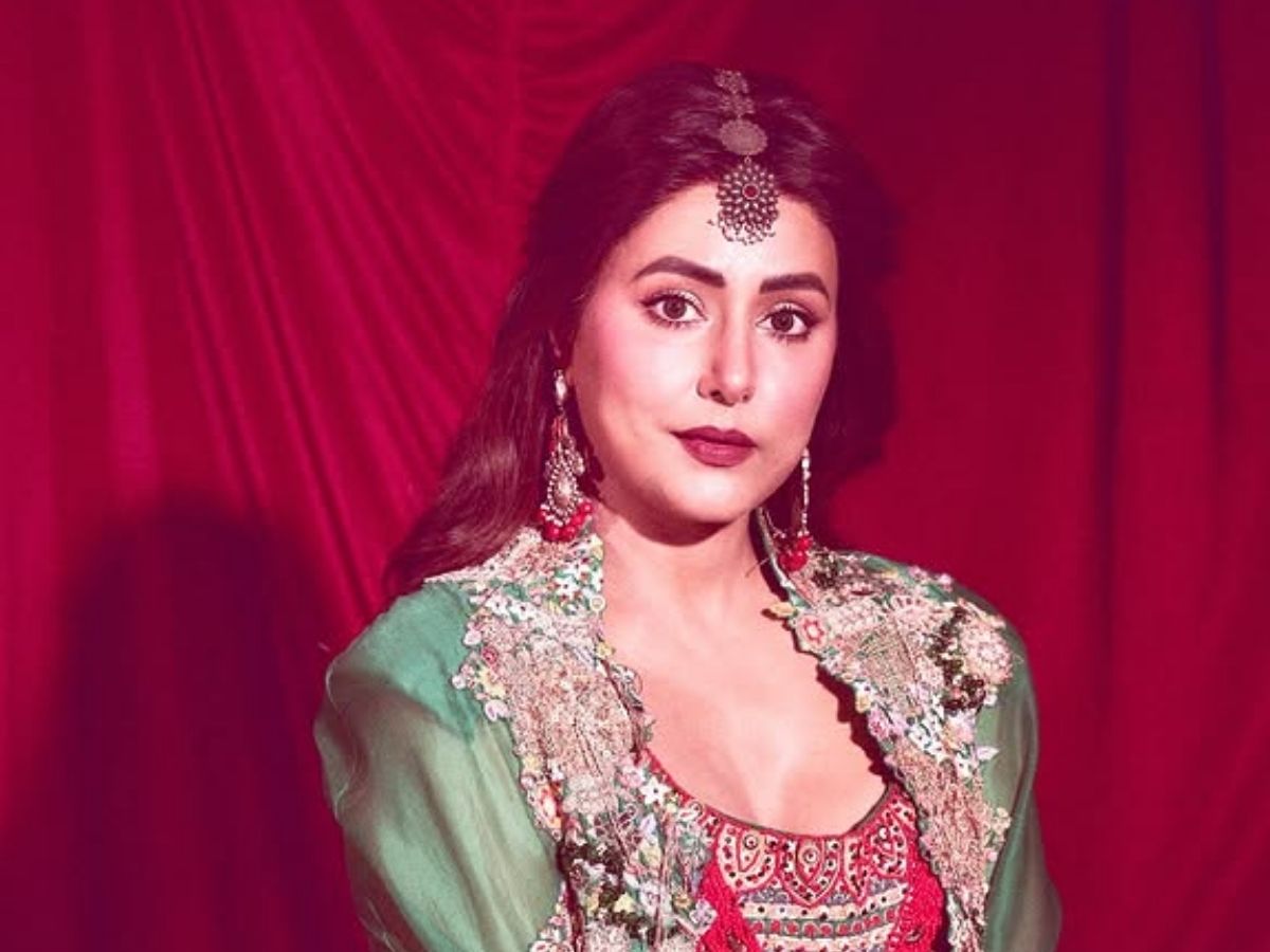 Hina Khan ने अपने ग्लैमरस लुक से लूटी महफिल, सोशल मीडिया पर छाया हसीना का ये क्लासी अंदाज - Photo Gallery