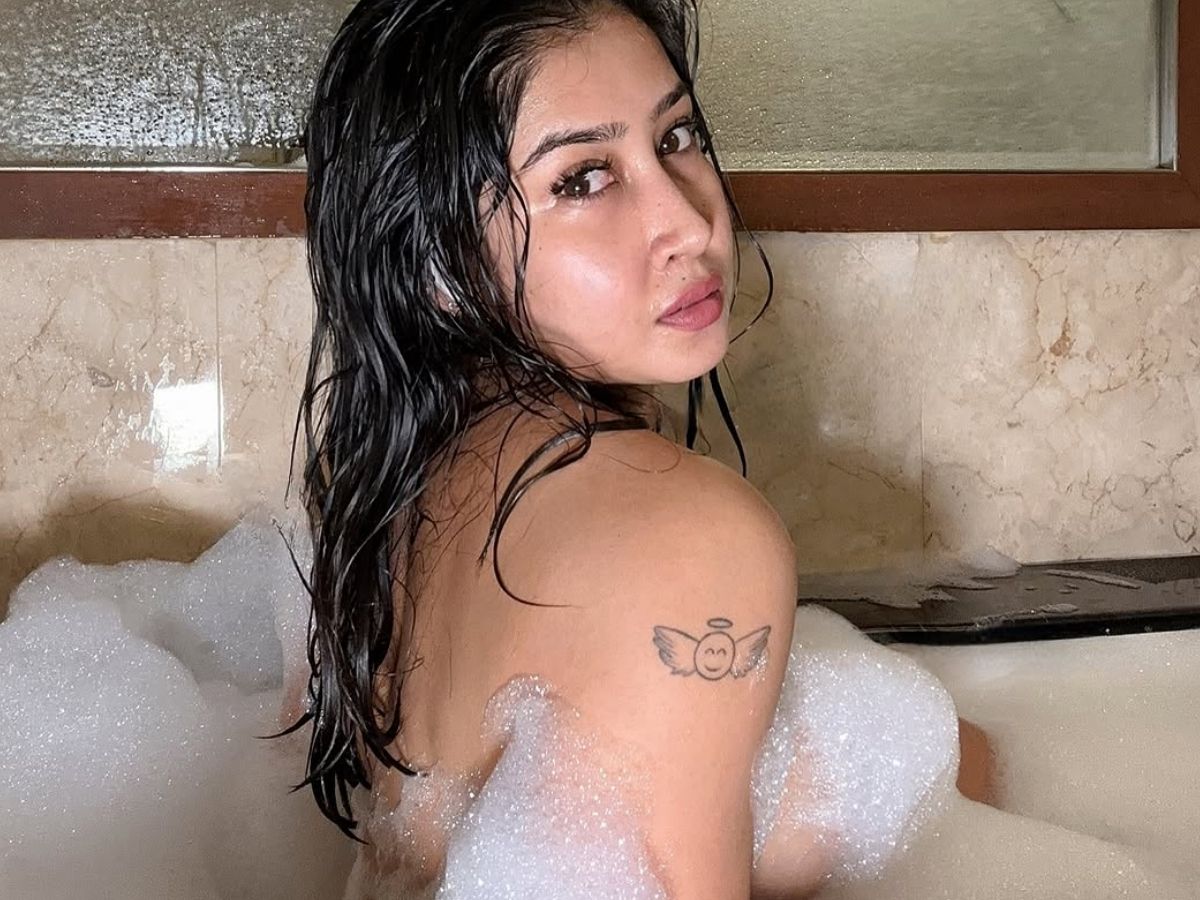Sofia Ansari shared a picture of herself taking a bath in the bathroom without clothes - Photo Gallery