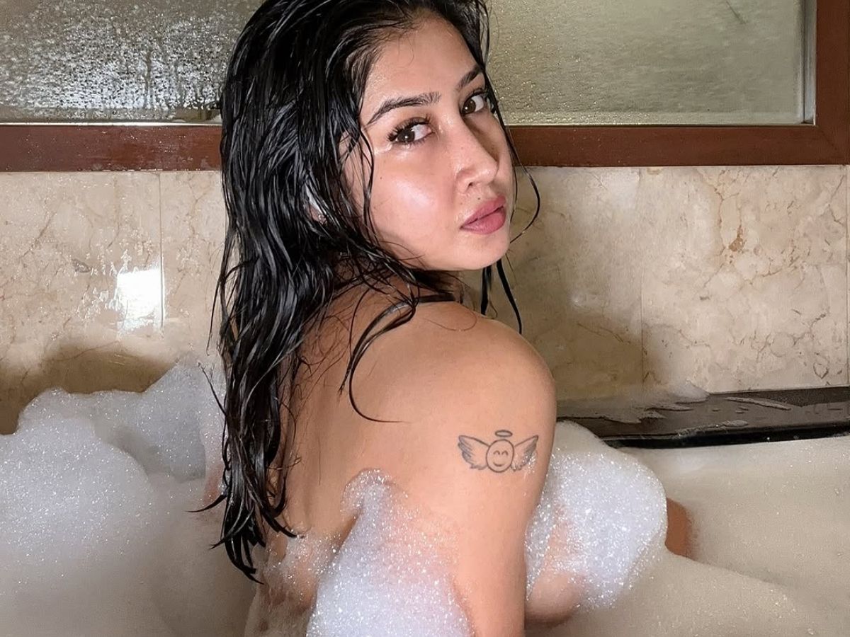 Sofia Ansari covering her private parts with Soap form - Photo Gallery