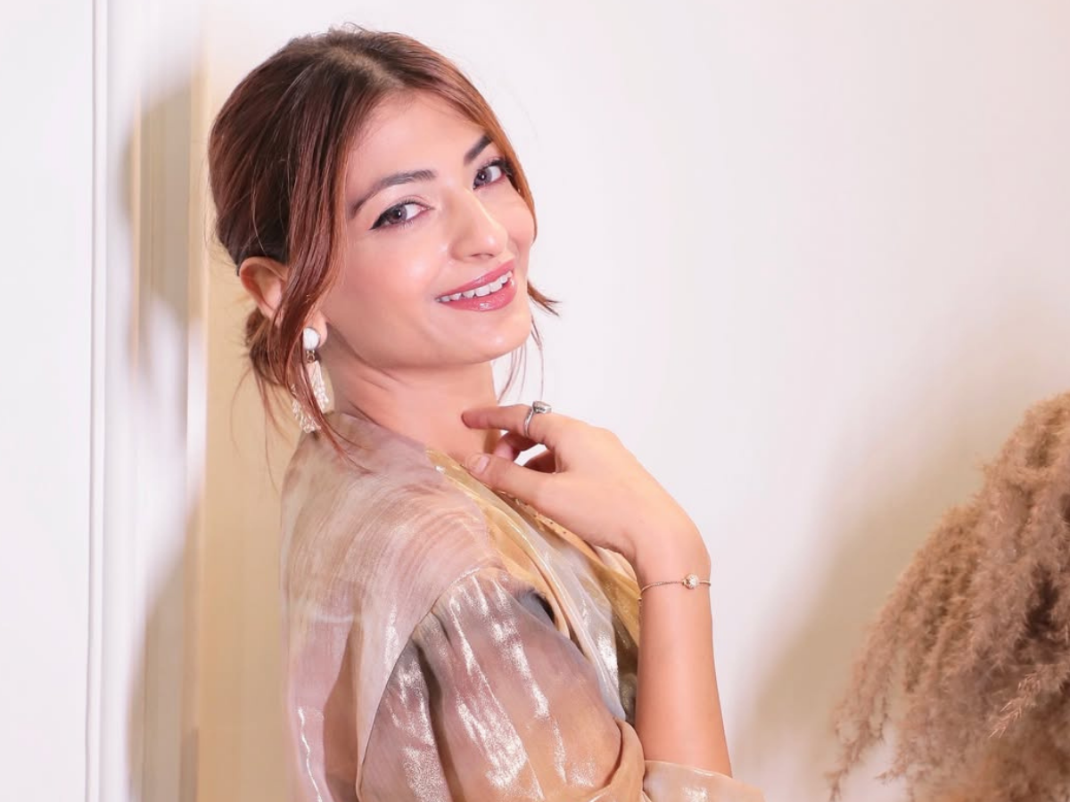 Abhishek and Akanksha's romantic pictures went viral on social media - Photo Gallery