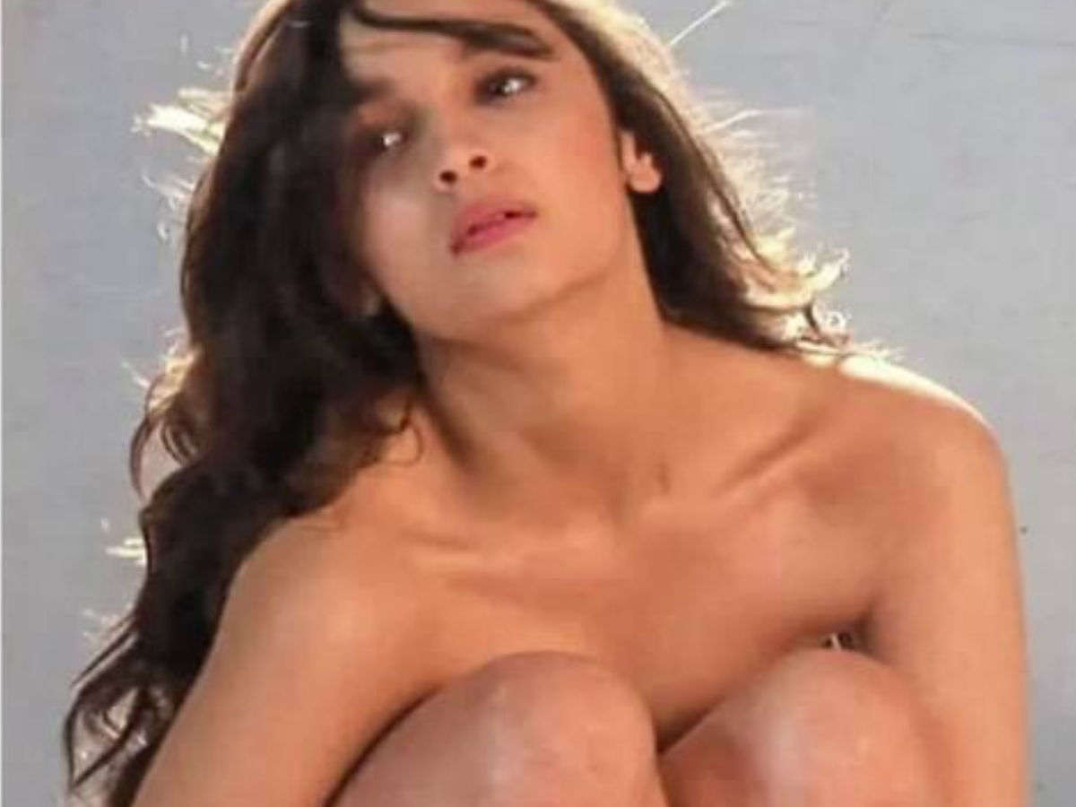 Alia Bhatt Took Off Her Clothes In Front Of Camera - Photo Gallery
