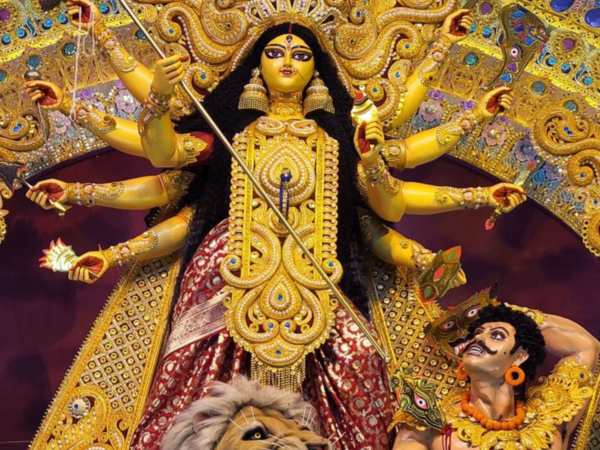 Durga Puja 2025: दिल्ली के 8 सबसे शानदार दुर्गा पूजा पंडाल्स, जानें हर जगह की खासियत - Photo Gallery