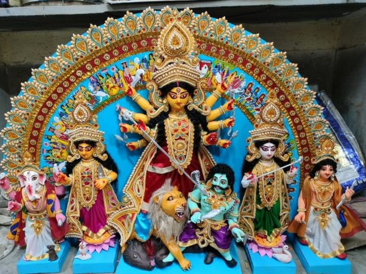 Durga Puja 2025: दिल्ली के 8 सबसे शानदार दुर्गा पूजा पंडाल्स, जानें हर जगह की खासियत - Photo Gallery