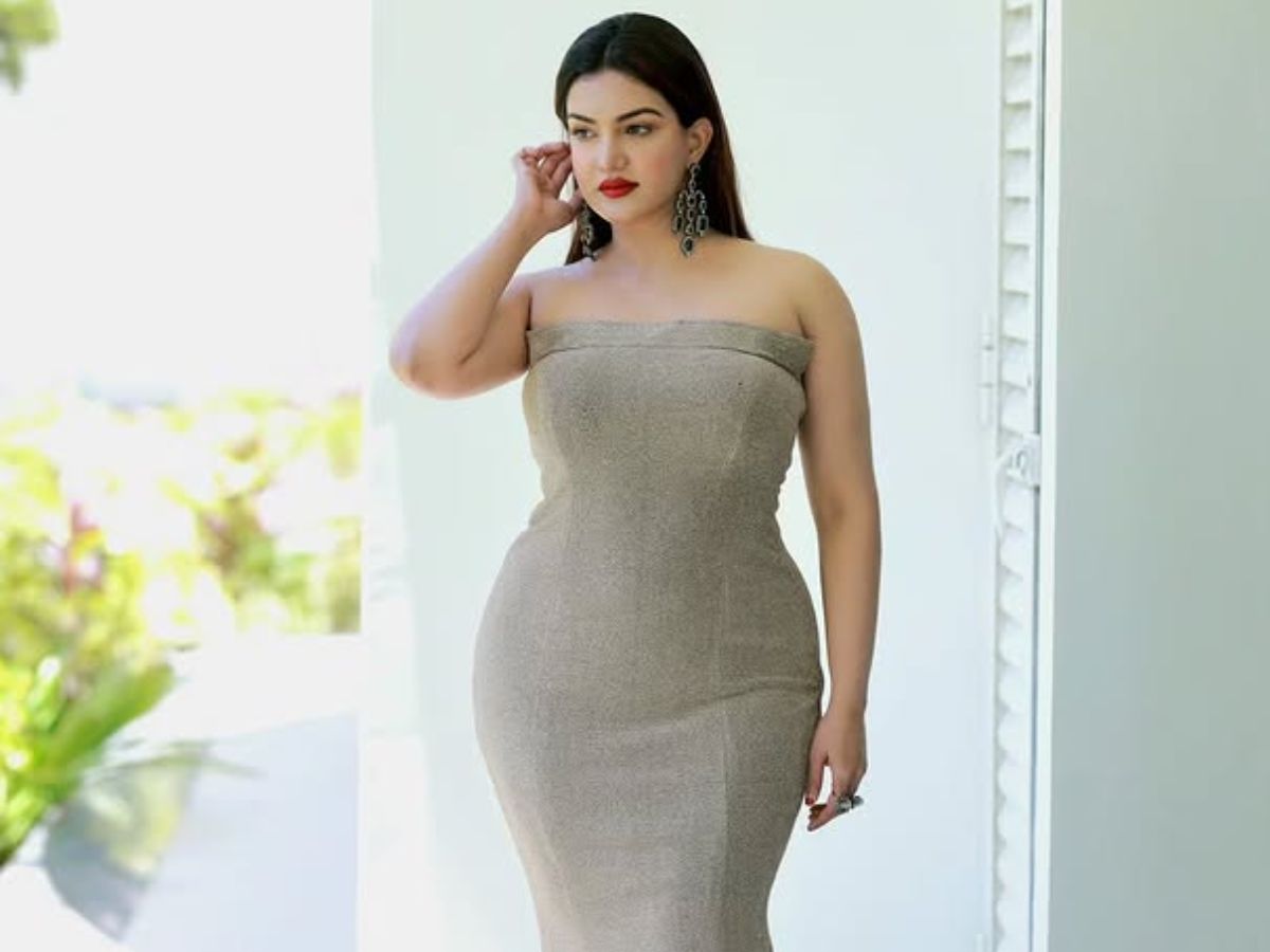 Honey Rose showed off her sexy curves in a bodyfit dress - Photo Gallery