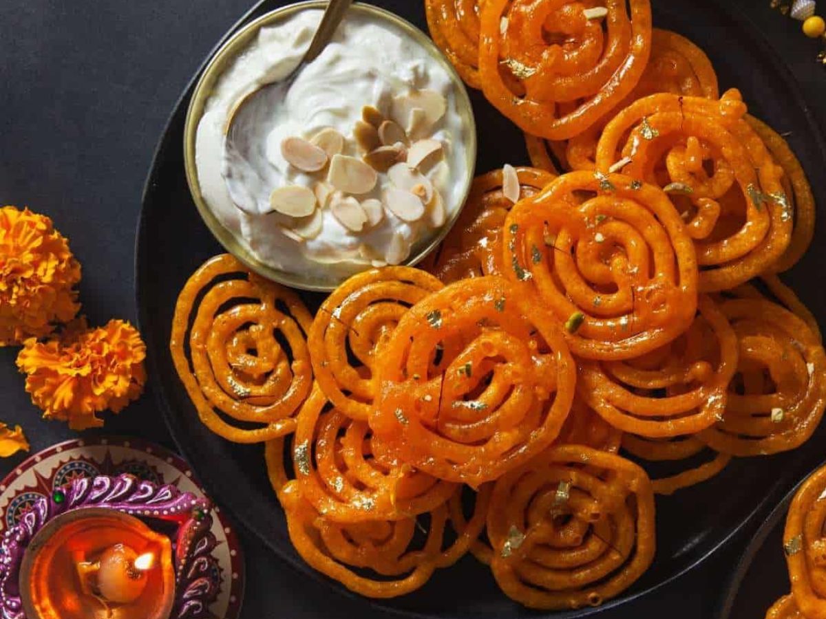 Durga Puja 2025:दुर्गा पूजा के मौके पर बंगाल से बिहार तक जरूर ट्राय करें ये फूड्स - Photo Gallery